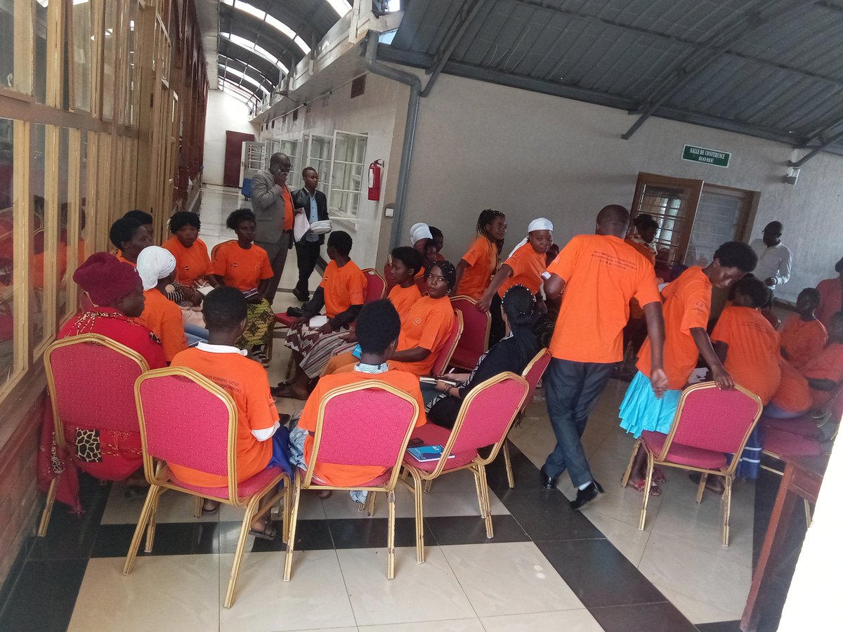 RusiziNYC's tweet photo. Aka kanya mu @RusiziDistrict hari kubera ibiganiro ku bangavu babyariye iwabo kubufatanye na @UNFPARwanda.
Aho bari kugaragaza aho bageze biyubaka nyuma yo kuba barabyaye bakiri bato n'ukwiheba bari baragize.
Ubu bishimira ko #FASACO @Imbuto babafashije kugarura icyizere. https://t.co/ioNDYIczk0