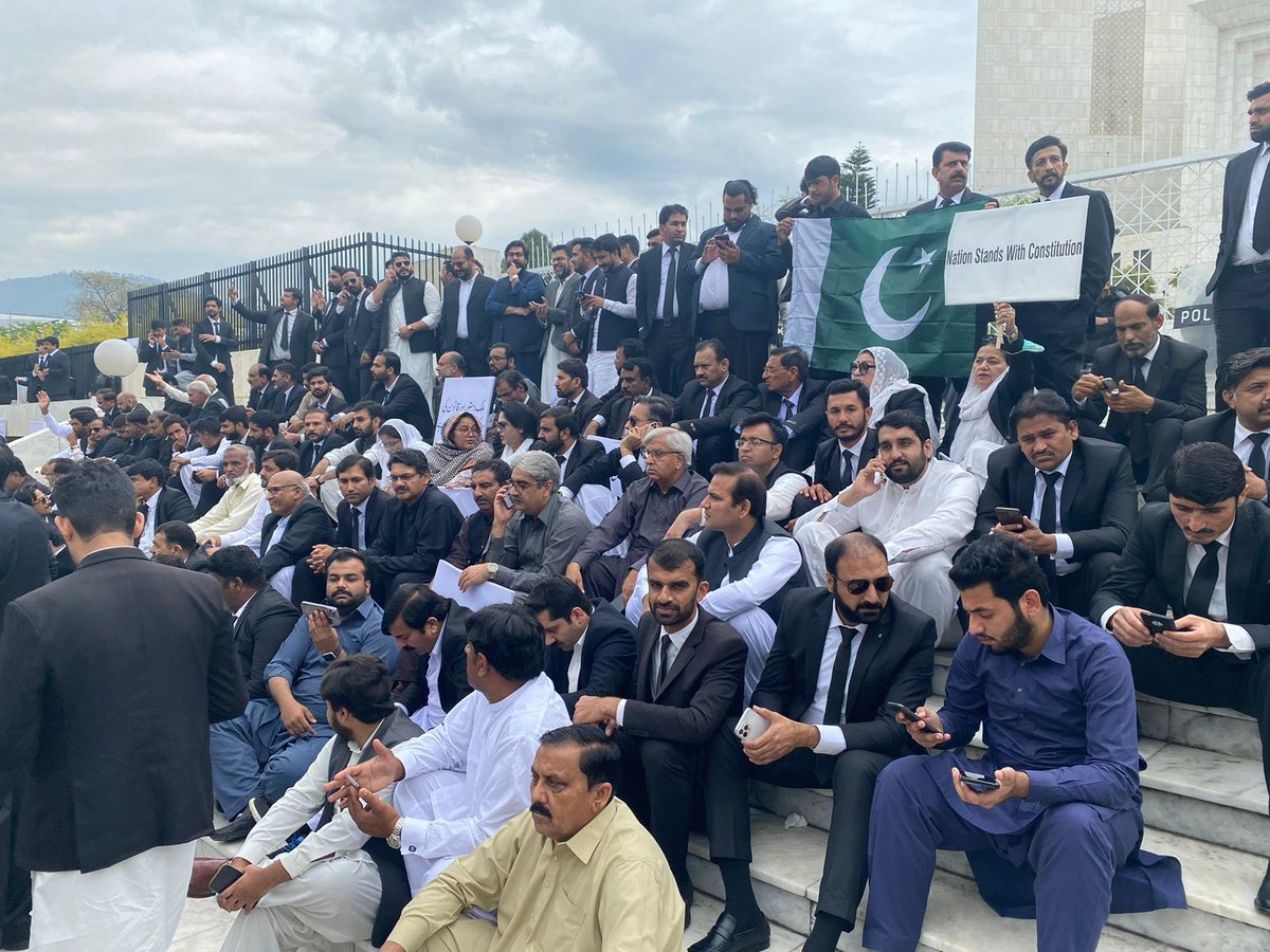 اسلام آباد ۔ چوہدری فیض اللہ کموکا (صدر پی ٹی آئی ویسٹ پنجاب) اور رانا عبدالحسیب ٹیپو (صدر پی ٹی آئی یوتھ ونگ سٹی فیصل آباد )سپریم کورٹ کے باہر پاکستان کے وکلاء کے ہمراہ چیف جسٹس آف پاکستان سے اظہار یکجہتی کے لیے موجود ۔۔۔