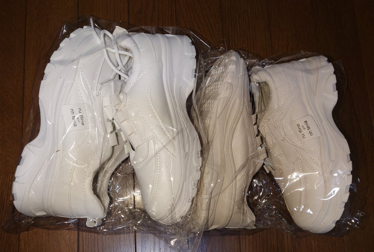 omimama_2023's tweet photo. 鶴本商事様から、新品のワンピース、カーディガン、ジーパン、ティーシャツ、スニーカーをいただきました✨
ありがとうございます😊
動いてくださったともにいさん、エスクルの支部長さんにも感謝しています！
大切に着させていただきます✨

#zoejenko_glstyle_official
#エスクル
#ひとり親支援協会 https://t.co/hUtzFScAWN