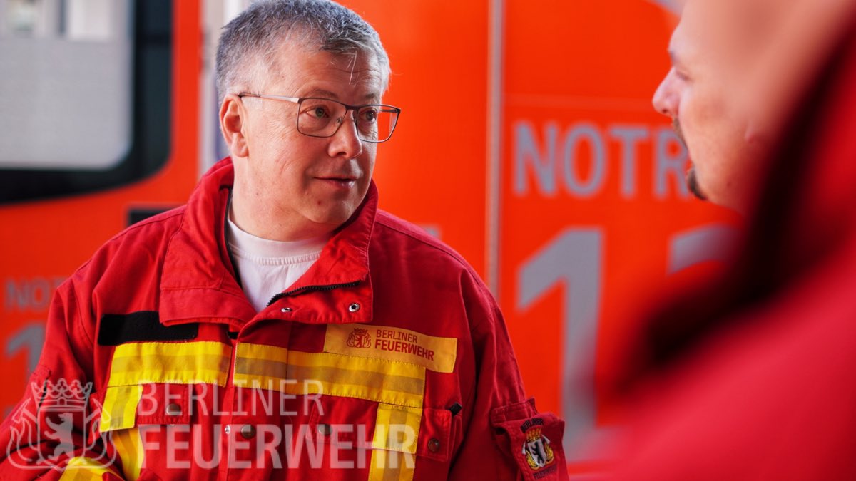 Berliner_Fw's tweet photo. Ab sofort #Einsatzbereit! Seit heute morgen ist unser erster #eRTW, ein vollelektrisch betriebener Rettungswagen, auf der #Feuerwache_Suarez zur Erprobung in den Dienst gegangen. Auf den ersten Alarmen rückte der #LBD auf dem neuen Fahrzeug mit aus.#Klimaschutz #WirRettenBerlin https://t.co/9JAKwGphzr