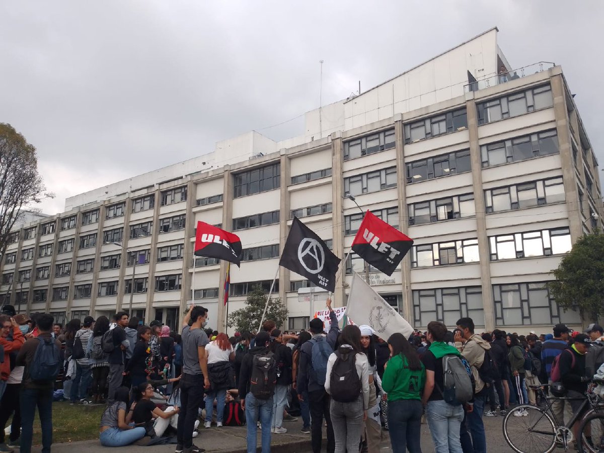 Manifestación de estudiantes del pasado jueves 23 de marzo  en Bogotá. Viva el anarquismo organizado, unido, activo!