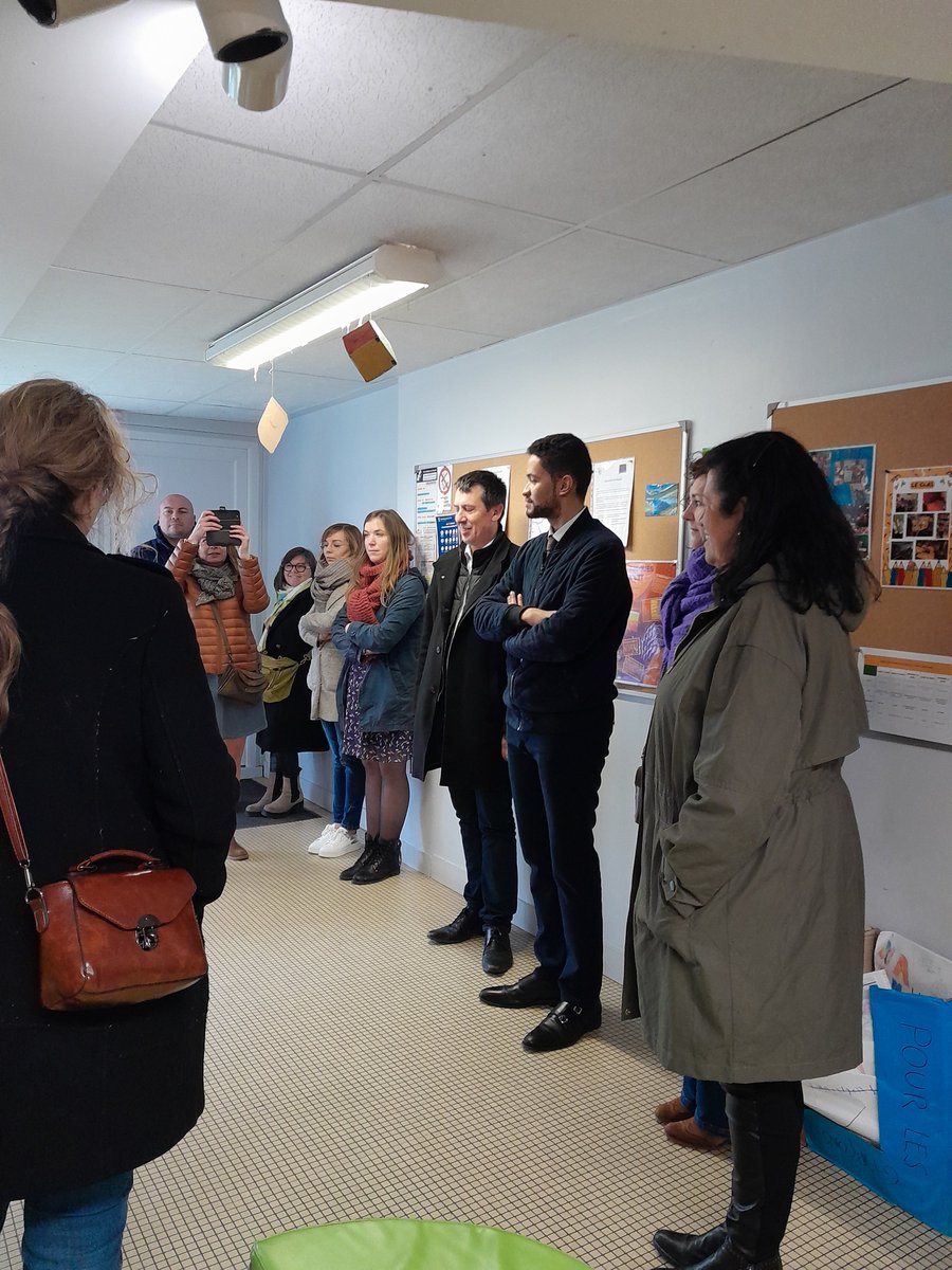 Prefet76's tweet photo. #QuartierPrioritaire 🏢
Le sous-préfet à la politique de la ville visite le quartier Ramponneau @VilleDeFecamp en compagnie d'élus locaux et d'habitants.
L’État investit près de 389 000€ en soutien aux actions menées pour répondre aux besoins des résidents les plus fragiles 👥 https://t.co/hTm8XyzLbs