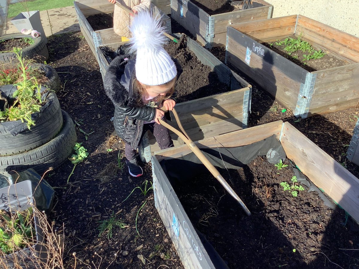 CarmondeanELC's tweet photo. We are making the most of this beautiful day, preparing our allotment area for sewing and planting to begin 🌱🥕

Article 24- I have the right health, clean water and healthy food.
#BeingMe 

@WL_Equity 
@wlelc 
@WL_UNCRC 
@froebeledin https://t.co/M5Oj1z8KLa