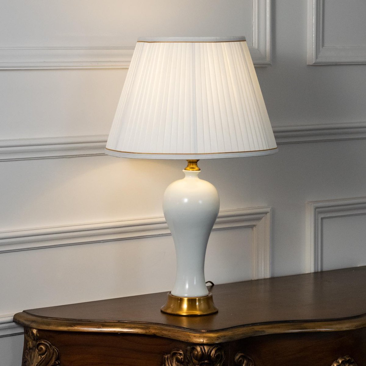 WhisperingHomes's tweet photo. The Emerald Saga! Chic ceramic table lamps to infuse ambient lighting at your place. Also ideal for gifting.
#lamp #lamps #lampshade #tablelamp #homedecor #decor #decoration #decorationideas #gifts #whisperinghomes #whisperinghomesdecor #whisperinghomeschandigarh https://t.co/Y1C98ViUXU