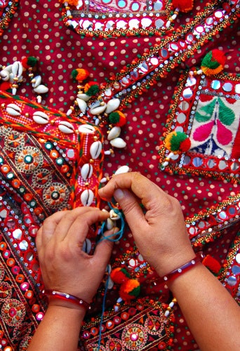 namastetrails's tweet photo. From vibrant prints to intricate embroideries, the textiles of #Ahmedabad are a true feast for the eyes and a celebration of India's rich cultural heritage! 🎨🧵✨ #TextileTrail #HandmadeLove @GujaratTourism https://t.co/nGbrmNY4qK