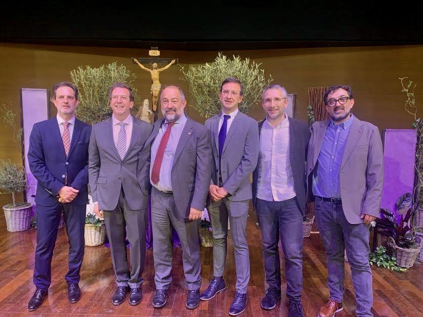 Muchísimas gracias <a href="/GardeJulian/">Julian Garde</a> , por acompañarme en este acto tan emotivo #pregon #SemanaSanta2023 
#Cuenca y también siempre <a href="/csmelendez/">César Sánchez Melénd</a> <a href="/cesarsortiz/">César Sánchez Ortiz</a> <a href="/MAngelesZurilla/">Mª Angeles Zurilla</a> <a href="/perona_j/">José Antonio Perona</a> Raúl Martín <a href="/JdC_Cuenca/">Junta de Cofradías de Cuenca</a> <a href="/uclm_es/">Universidad de Castilla-La Mancha</a> <a href="/ViceCuencaUCLM/">Vice_Cuenca_UCLM</a> <a href="/uclm_inter/">UCLM_internacional</a> <a href="/juanaureliomart/">juanaurelio martínez ن 🇪🇸</a> <a href="/cel_uclm/">CEL UCLM</a> <a href="/UCLMcultura/">UCLM Cultura</a>