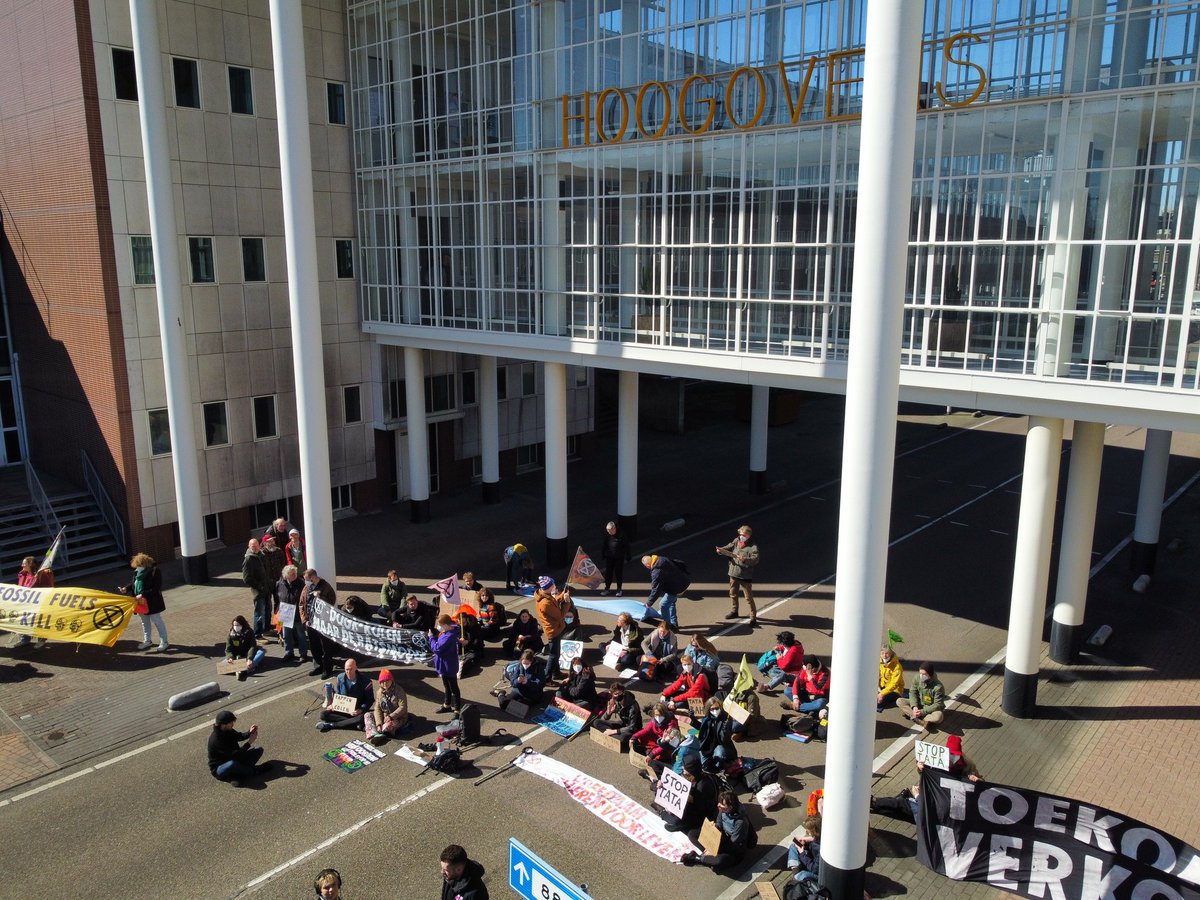 Vandaag bezetten wij de toegangsweg bij Tata Steel.
Stop met het verbranden van kolen en sluit kooksfabriek 1 en 2!
#kappenmetkolen #stopfossilfuels