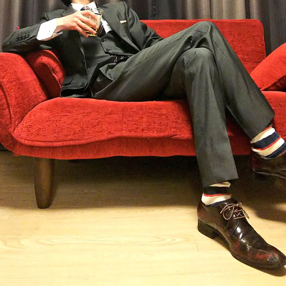 konomuraZ's tweet image. インスタ再掲第７弾。 
スーツと赤いソファ。  

#そうだスーツ着よう 
#drawingreference