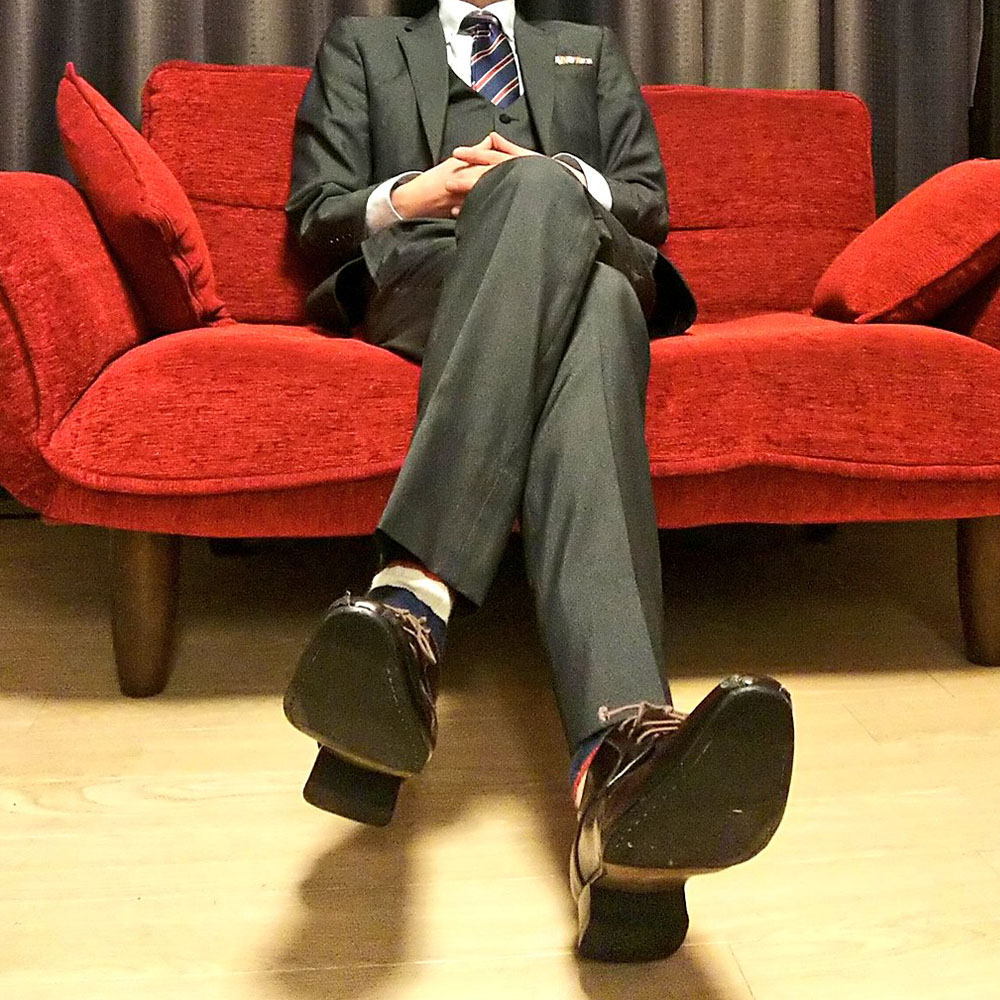 konomuraZ's tweet image. インスタ再掲第７弾。 
スーツと赤いソファ。  

#そうだスーツ着よう 
#drawingreference