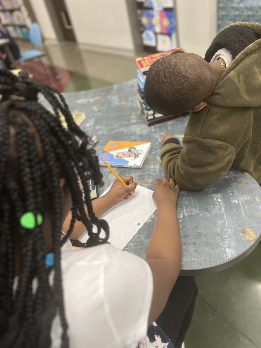 Mekayjs's tweet image. When life hands you 🍋 make lemonade! We may not have access to our technology but we’re still having fun learning about spine poetry for #NationalPoetryMonth. @mccalla_elem @JEFCOED