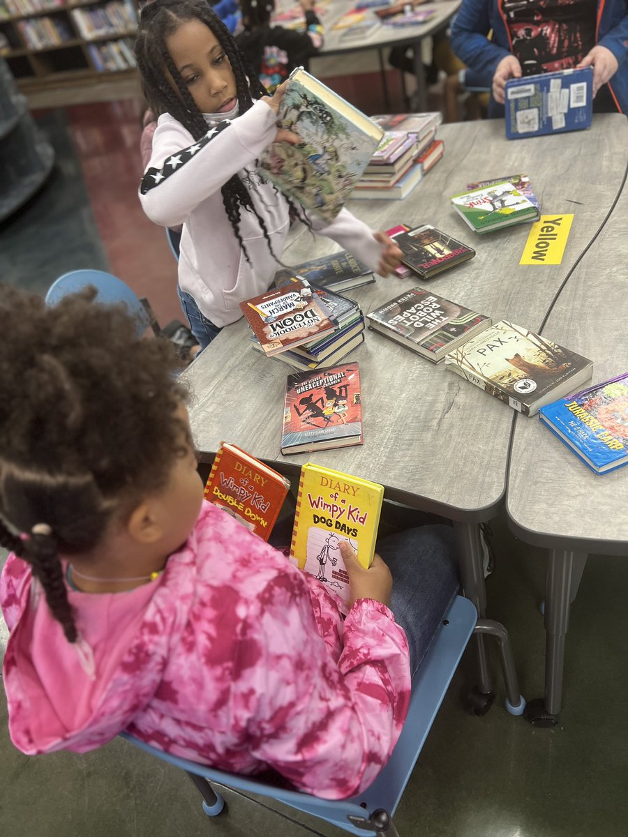 Mekayjs's tweet image. When life hands you 🍋 make lemonade! We may not have access to our technology but we’re still having fun learning about spine poetry for #NationalPoetryMonth. @mccalla_elem @JEFCOED