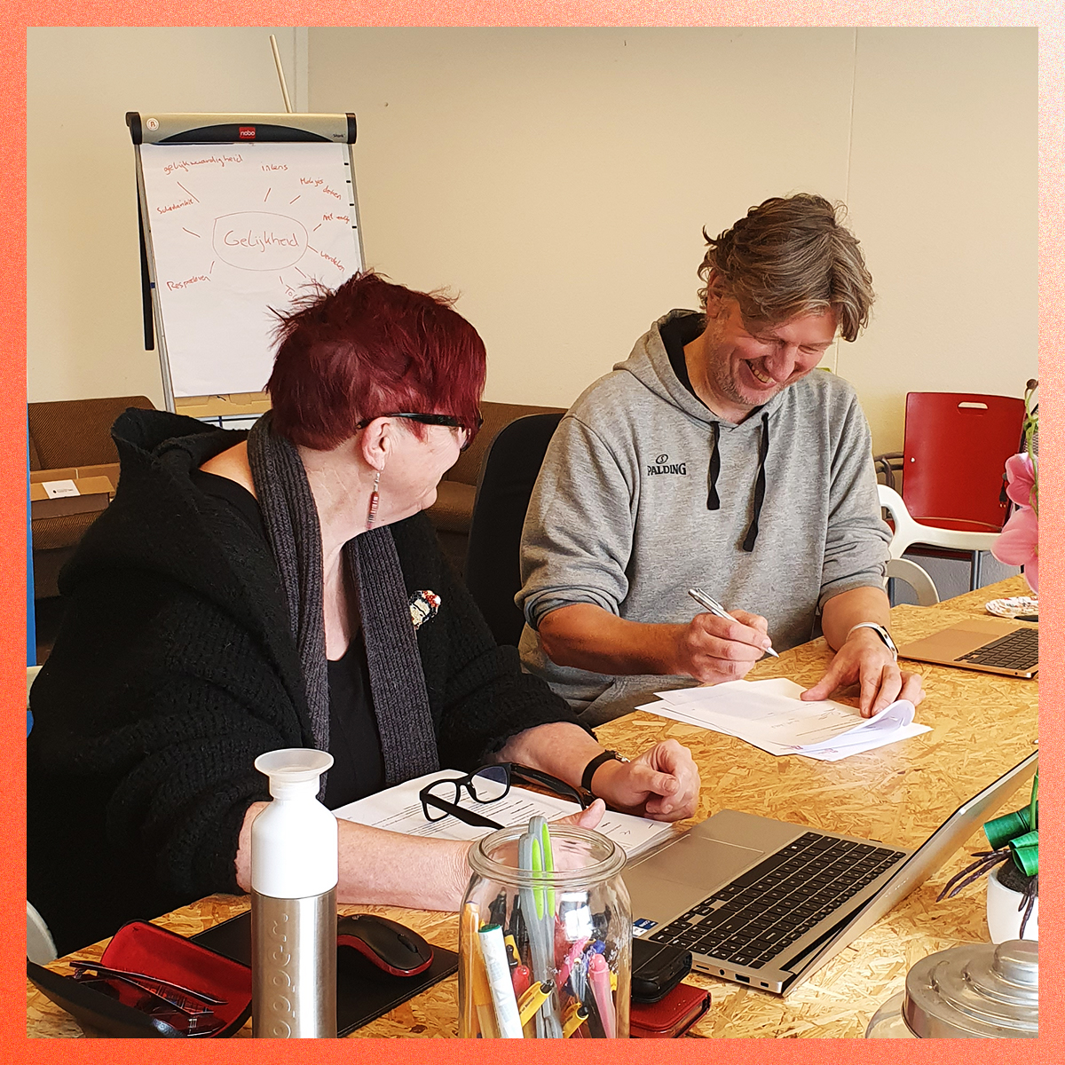 De vlaggen hangen uit! 🥁

Ria Jongstra is vanaf vandaag manager bedrijfsvoering van De Rijdende Popschool! 🥳🥳 Het contract is ondertekend en we zijn ontzettend blij met deze toevoeging aan het team!