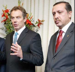 BU KADAR OLMAZ...

Sen, hiçbir unvan sahibi değilken, Beyaz Saray'da ABD Başkanı ile, Londra'da Britanya Başbakanı ile görüşeceksin... 

O zaman "makam denkliği" gözetilmeyecek. 

Bugün burada ABD Büyükelçisi, muhalefet lideri ile görüşünce, "ne münasebet?"...

Öyle mi?