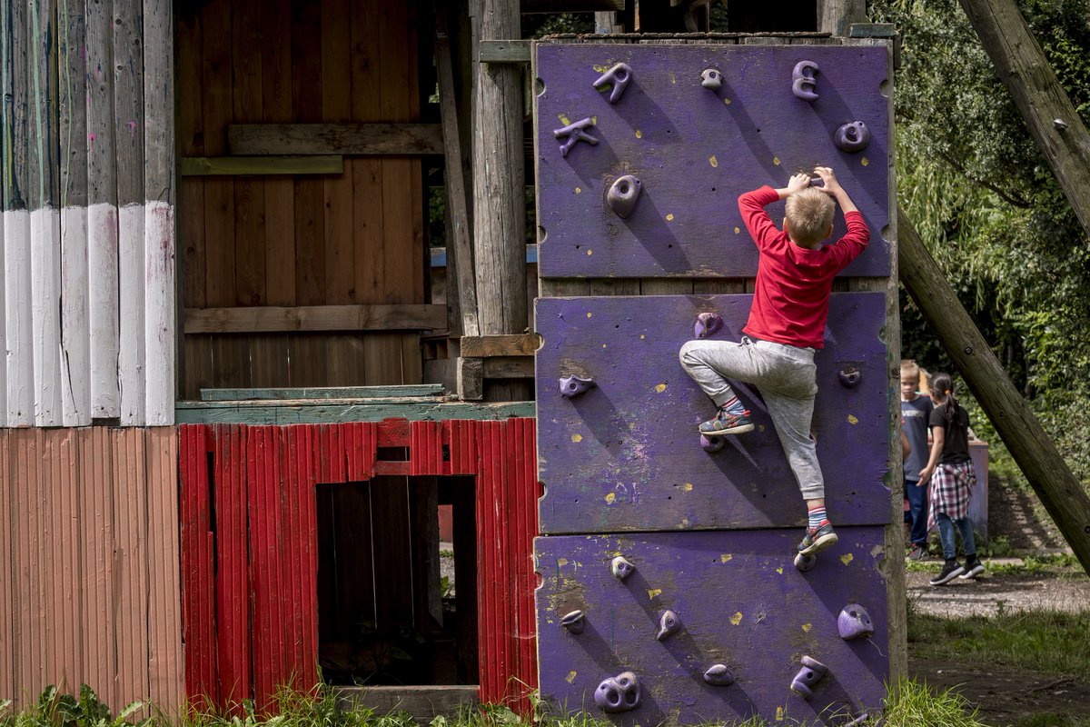 Are you an early bird? 🐥

Well our manager, Janet will be on <a href="/BBCLeeds/">BBC Leeds</a> tomorrow morning at 08.10 chatting all things Play Bradford &amp; our Easter provision, so make sure to tune in! 

See our Easter timetable here 👉 playbradford.org.uk/timetables

#HAF2023 #Bradford