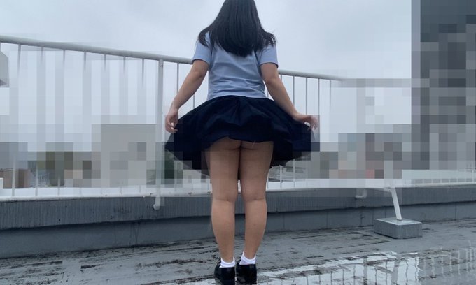 屋上で露出デート〜💛💛💛隣の会社の人がガン見してたけどwww  オナして来た！ 雨強かったから、避難〜😩💦💦 でも、お漏らししても、もともと濡れてたから！オッケ！  動画を見たい人はRTしてね！！！！！<a href="/tag/%E8%A3%8F%E3%82%A2%E3%82%AB%E5%A5%B3%E5%AD%90"class="tags"><span>#裏アカ女子</span></a>