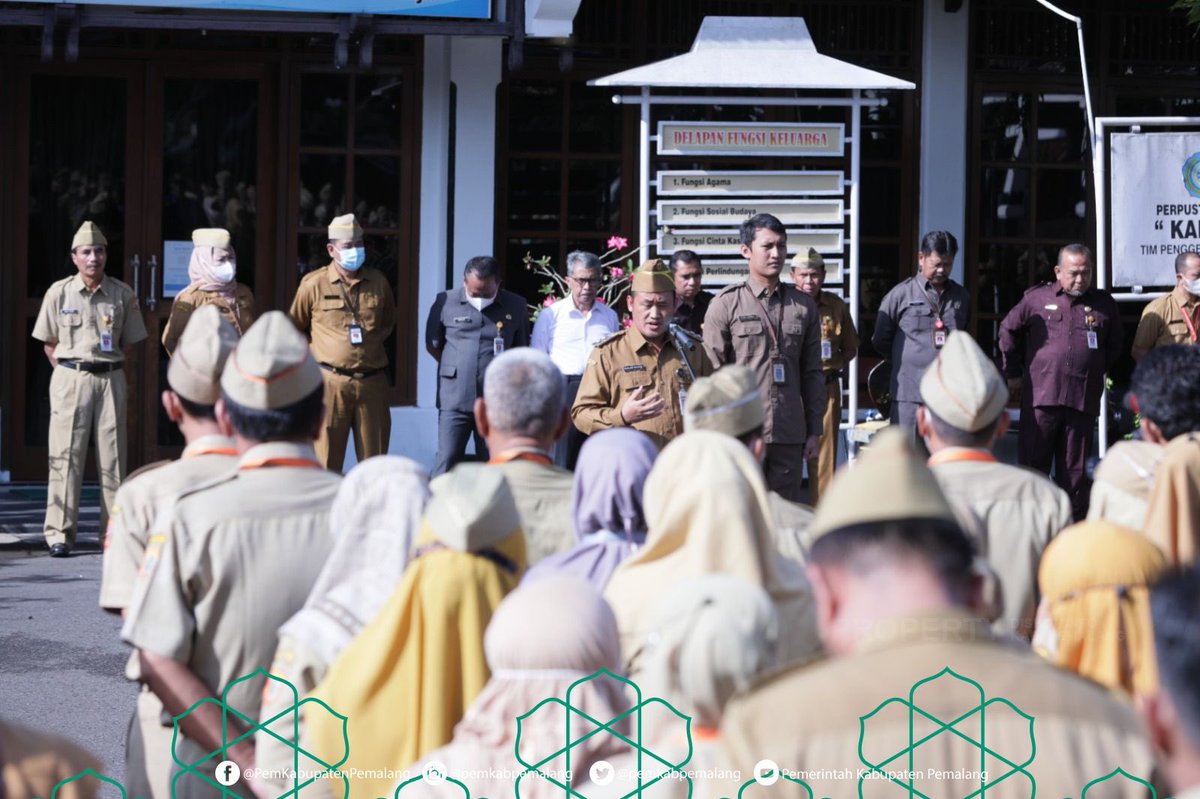 PemkabPemalang's tweet photo. Dalam apel bersama seluruh pegawai di lingkungan Setda Kabupaten Pemalang dan beberapa OPD terdekat. Senin (3/4/2023) https://t.co/HLMKbw75BQ
