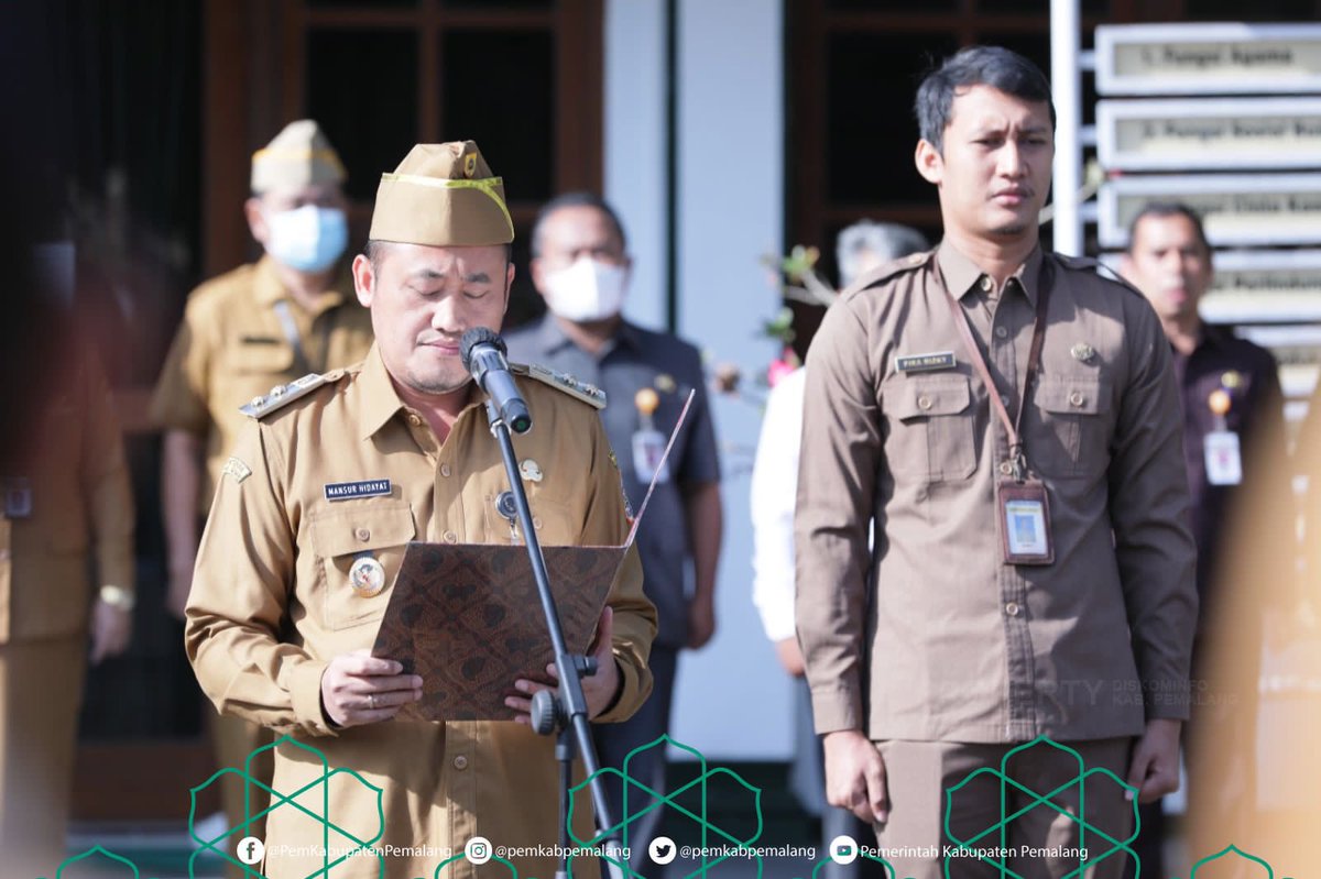 PemkabPemalang's tweet photo. Dalam apel bersama seluruh pegawai di lingkungan Setda Kabupaten Pemalang dan beberapa OPD terdekat. Senin (3/4/2023) https://t.co/HLMKbw75BQ