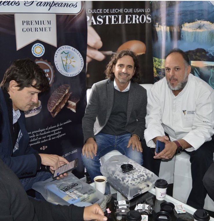 ChusSilvia's tweet photo. GRACIAS !Ruta Argentina del Alfajor. Sr Intendente de
@gmontenegro_ok Director de Alimentos @PabloMoron_ @AgriculturaAR Director del PROCAL, @marcapaisar @CorreoArgento @ucipmdp @Havanna_arg -Decretado de Interés por la Provincia de Bs As https://t.co/NLku7l6s84
