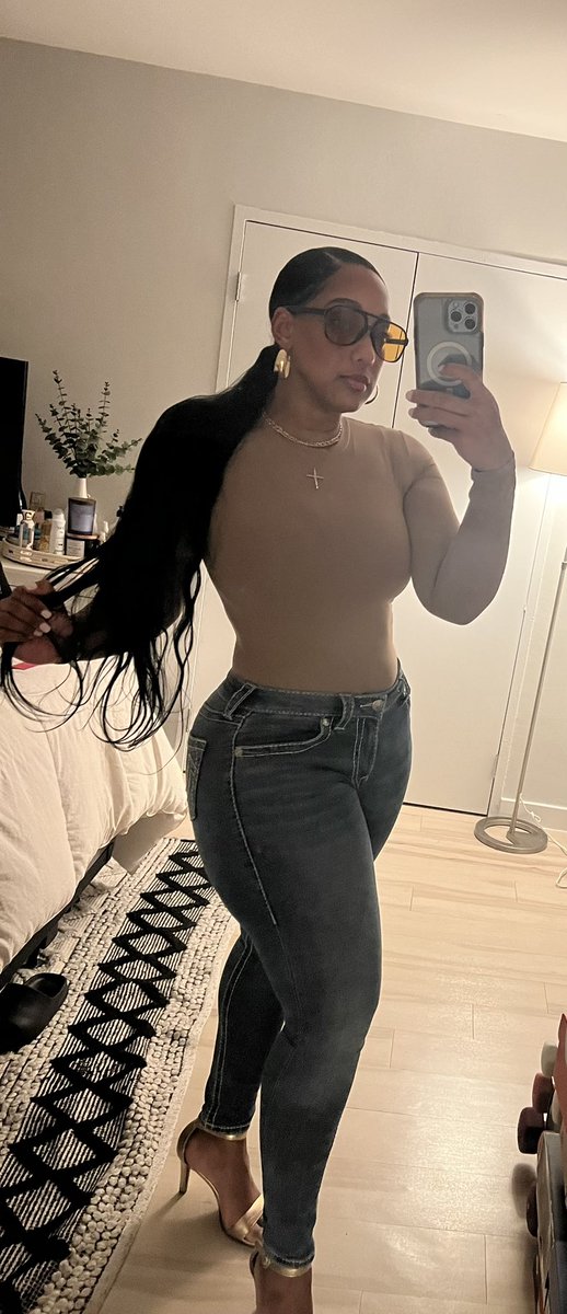 Ra_quelz's tweet photo. #goodmorning Bet you can’t pull a full body pic 😁 #momlife https://t.co/c15SZuOcJN
