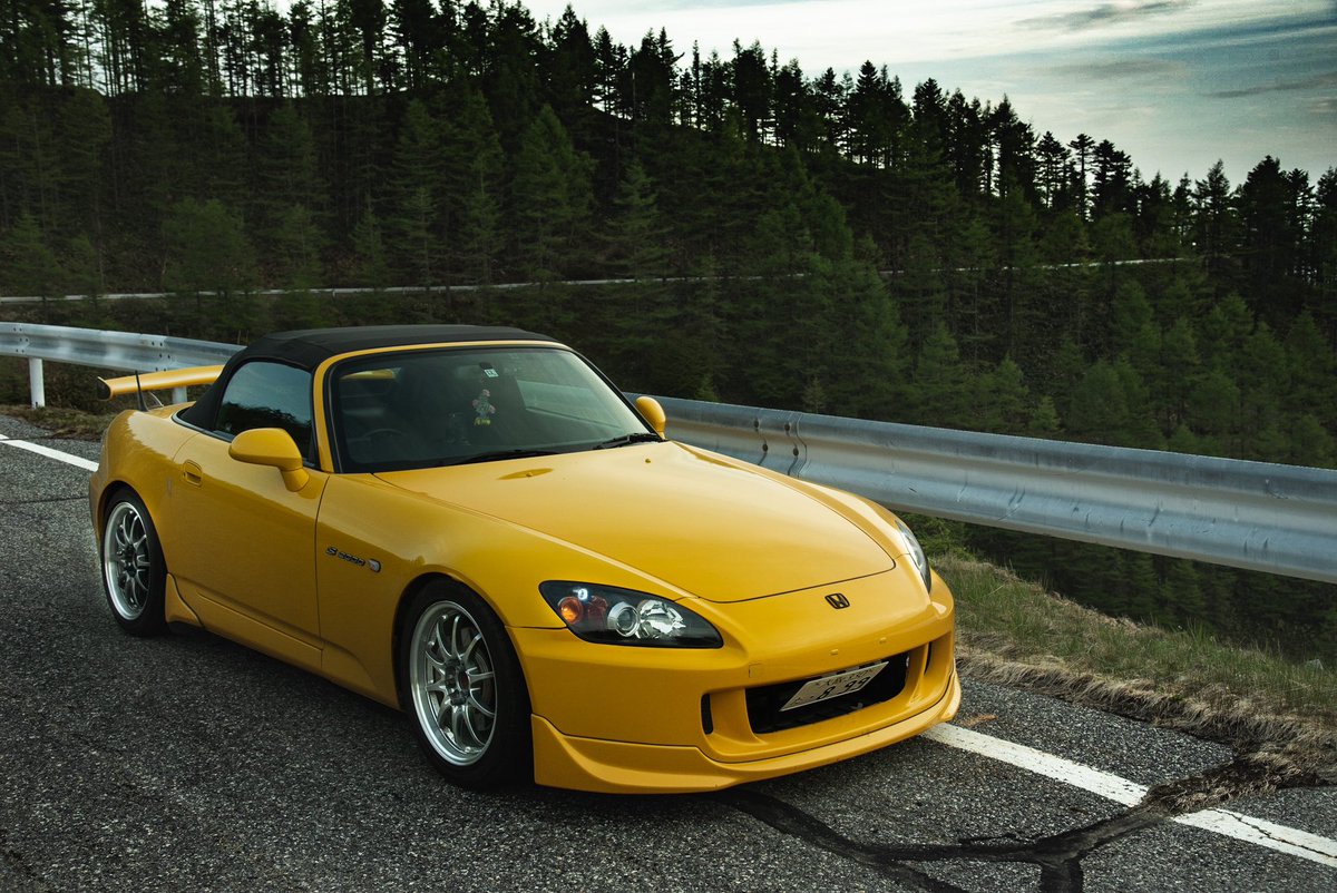 shogo7817's tweet photo. S2000を買った社会人1年目の僕
｢6万キロのS2000が220万！？ゴミやんけ！！！｣って会社で言われたけど気にせず買ってよかったよ。
ゴミと言われて買った車は５年経っても変わらず宝物だ🤟 https://t.co/7B2pm7Gpg7