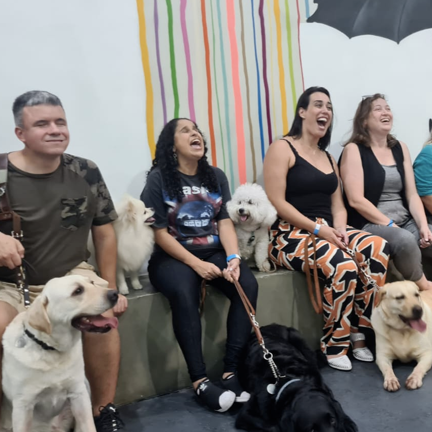 isisleeoficial's tweet image. Sequência de fotos do aniversário do Hug 🥳

Dia 25 de março o Hug completou mais um ano de vida. Foi um dia muito especial, com direito a sessão de fotos de aniversário e reencontro com o casal que socializou ele!

#acessibilidade #deficientevisual #cãoguia #labrador #cega