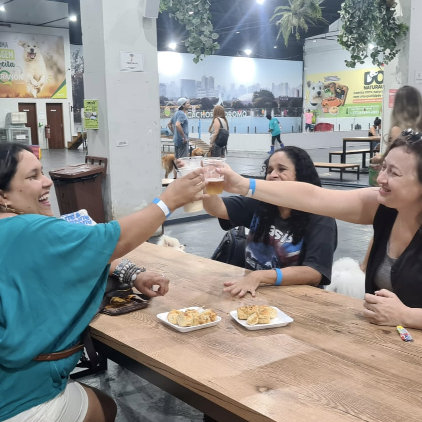 isisleeoficial's tweet image. Sequência de fotos do aniversário do Hug 🥳

Dia 25 de março o Hug completou mais um ano de vida. Foi um dia muito especial, com direito a sessão de fotos de aniversário e reencontro com o casal que socializou ele!

#acessibilidade #deficientevisual #cãoguia #labrador #cega