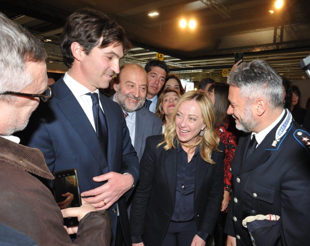 RegioneMarcheIT's tweet photo. Allo Stand della Regione Marche al Vinitaly, accolta dal Presidente  Francesco Acquaroli la visita del Presidente del Consiglio Giorgia Meloni, che ha salutato i produttori marchigiani ed incontrato i giornalisti della stampa nazionale.

@AcquaroliF @GiorgiaMeloni https://t.co/896tGhld9l
