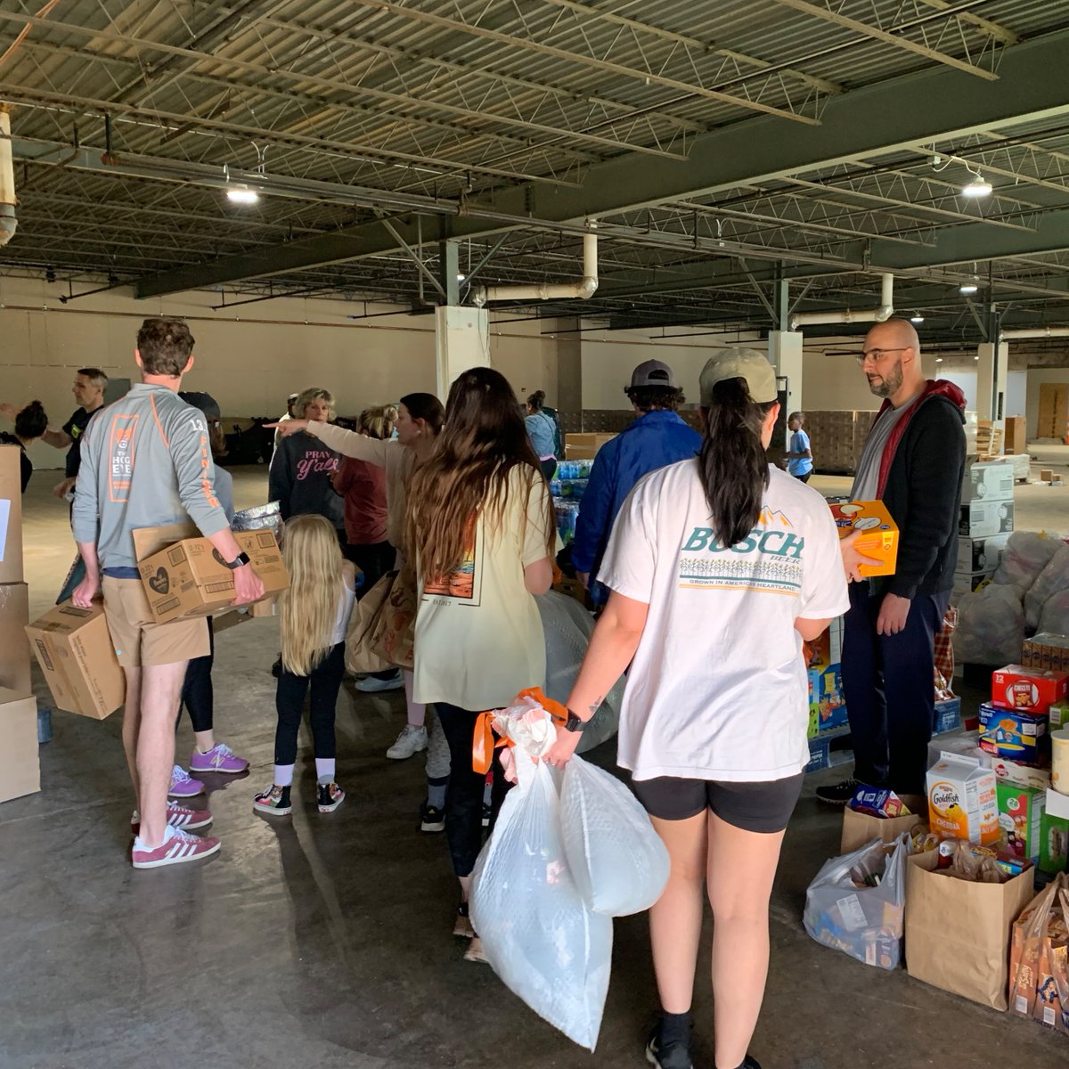 CityLittleRock's tweet photo. City staff is ready to receive more donations.
Non-perishable food items
Water
Hygiene products
Baby items
Clothing can be taken to @GoodwillAR. They are partnering with us to give the monetary value of your clothing donation to the @ArkRedCross.
We are #LRstrong #LRcares https://t.co/ZbshvS4WP1
