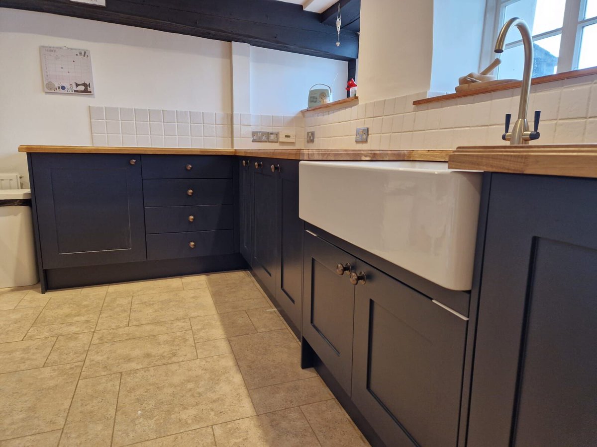 ASInteriors_'s tweet image. Before vs After👀

Some before and after photos from a recent kitchen install by the A&amp;amp;S team!😍

Keeping the traditional feel but with a stunning deep blue colour to give that modern touch! We think it looks amazing👇

#kitchen #interiordesign #kitcheninstall #newtonabbot