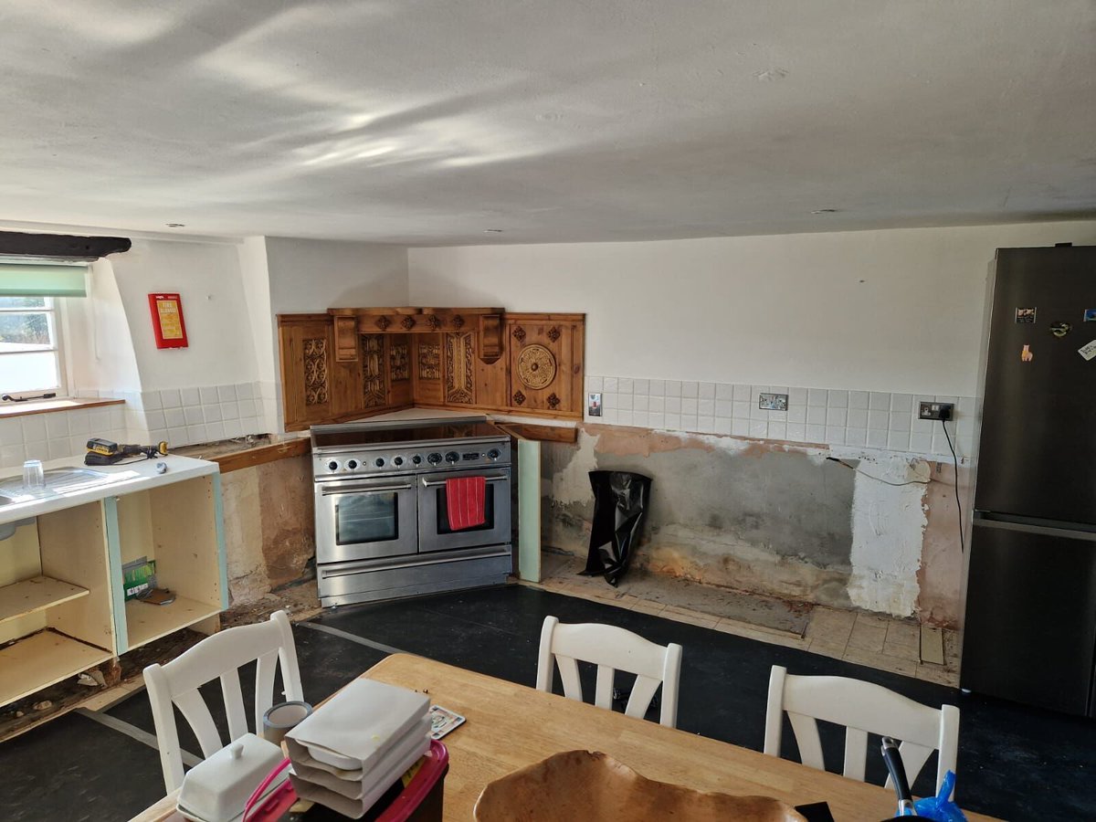 ASInteriors_'s tweet image. Before vs After👀

Some before and after photos from a recent kitchen install by the A&amp;amp;S team!😍

Keeping the traditional feel but with a stunning deep blue colour to give that modern touch! We think it looks amazing👇

#kitchen #interiordesign #kitcheninstall #newtonabbot