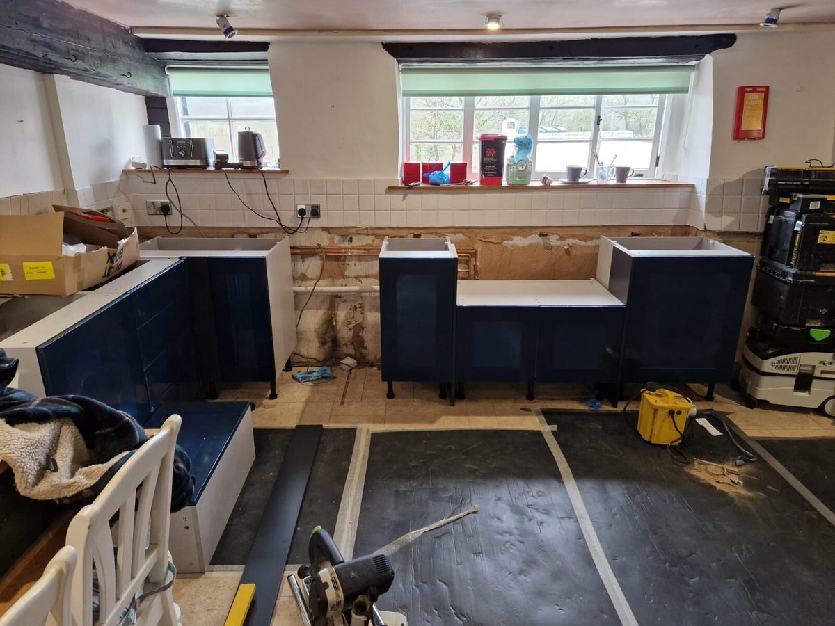 ASInteriors_'s tweet image. Before vs After👀

Some before and after photos from a recent kitchen install by the A&amp;amp;S team!😍

Keeping the traditional feel but with a stunning deep blue colour to give that modern touch! We think it looks amazing👇

#kitchen #interiordesign #kitcheninstall #newtonabbot