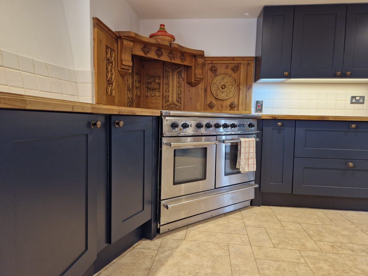 ASInteriors_'s tweet image. Before vs After👀

Some before and after photos from a recent kitchen install by the A&amp;amp;S team!😍

Keeping the traditional feel but with a stunning deep blue colour to give that modern touch! We think it looks amazing👇

#kitchen #interiordesign #kitcheninstall #newtonabbot