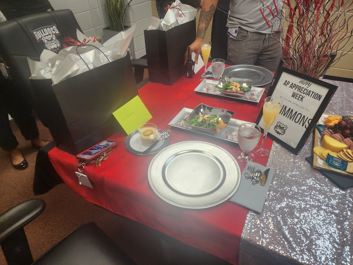 LSimmons1920's tweet photo. It's an honor to serve the Tri-Cities High School community!!#APWEEK23 @LettMeLeadTC @DrTamaraCandis @educatorLocke @TricitiesAp https://t.co/vBgLBEMh8D