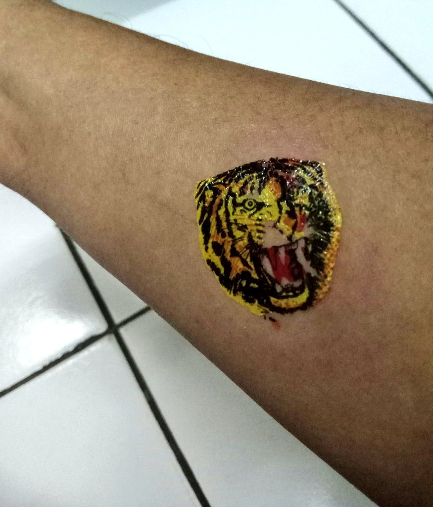 WRSTORE_'s tweet image. Sticker tattoo temporer. Stok lama dari dekade 80-an. Masih baru.

Tatonya masih bisa ditempel.

Panjang 31 cm. Lebar 16 cm.

Per lembar Rp20.000.

🐯

#WRStore #StikerTato #TattooSticker #80s