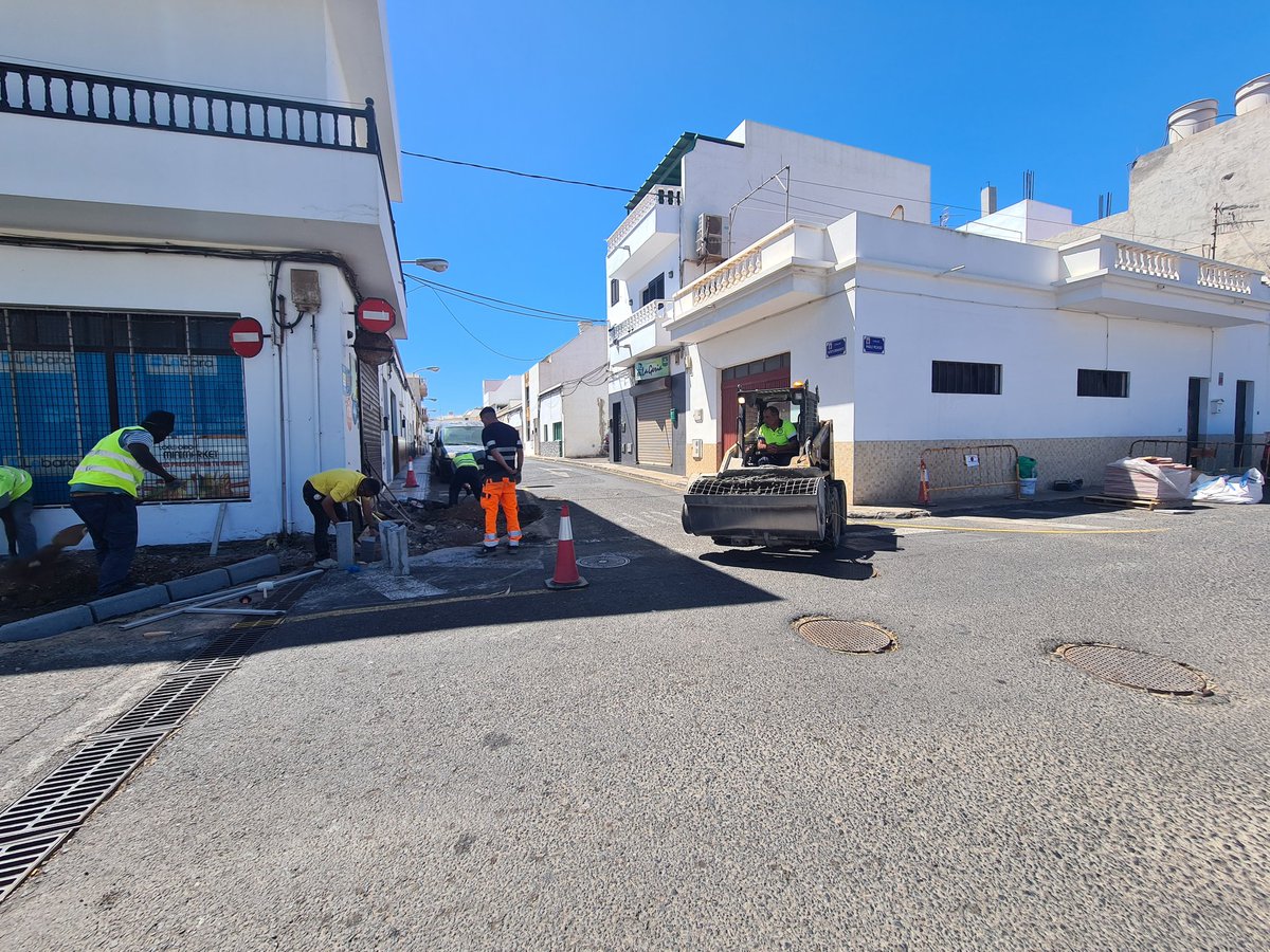👷🏻‍♂️👷🏻‍♀️ Continuamos trabajando en la mejora de la accesibilidad de las calles Pablo Picasso y Jacinto Benavente en el barrio de Altavista. 

#ConfíaNosotrosSÍCumplimos #capital #ciudad #Arrecife