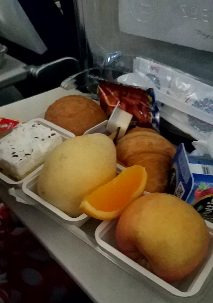 ウズベキスタン航空のチャイルドミール、果物まるごとww
3歳の娘は困惑してましたww