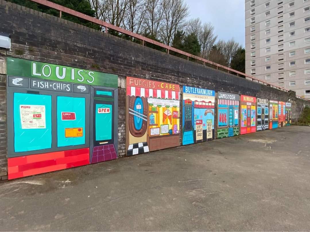 Our community Council was consulted by @RIGArtsGreenock some years ago, asking what would depict Bay Street in mural.   We suggested the shops that were below the houses. #PortGlasgow Bay Street was a shopping Centre off the actual Town Centre.

#Inverclyde