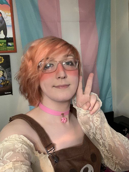 Be honest does this dress make me look gay? #trans https://t.co/0ZJ5KCdlXE<a href="/tag/trans"class="tags">#trans</a>