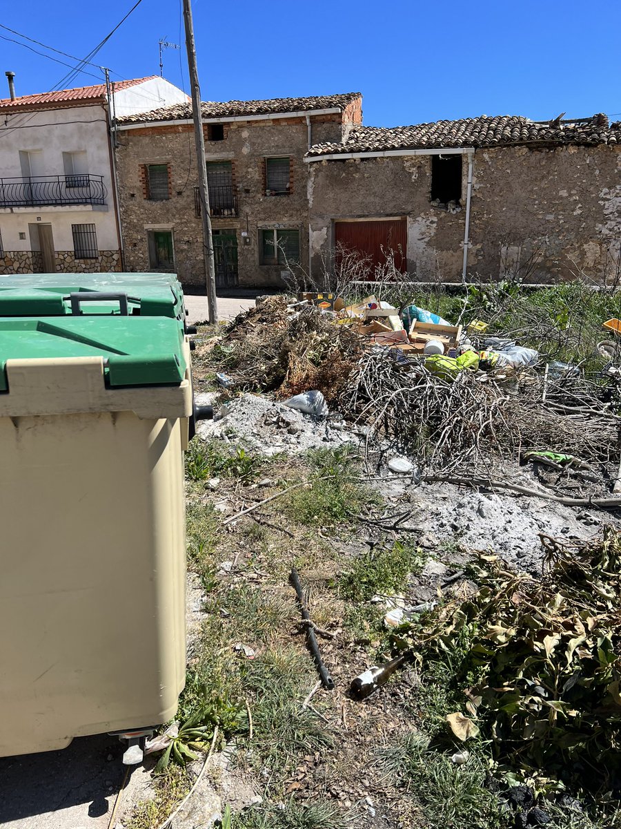 pgasto's tweet photo. @DipuCuenca Hola, podeis hacer que limpien y cierren este vertedero irregular en Alcantud. Enfrente las escuelas… https://t.co/qz4eSeTlIX