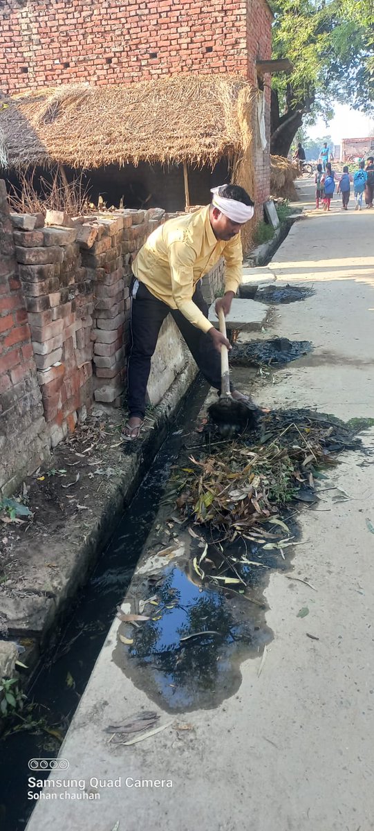 AdminGhazipur's tweet photo. सभी विकास खंडों में संचारी रोग नियंत्रण अभियान के तहत नालियों की साफ-सफाई झाड़ियों की कटाई का कार्य वृहद स्तर पर सुनिश्चित किया जा रहा। @CMOfficeUP @UPGovt https://t.co/zswunkczxp