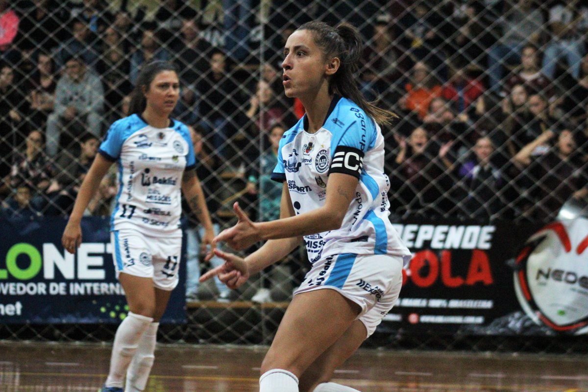 KevinSganzerla's tweet photo. No sábado (1º) ocorreu o jogo de ida da Supercopa Feminina de Futsal. Com quatro gols da capitã Marina, a #Celemaster, atual campeã gaúcha, derrotou o #Imigrante, de Bento, atual campeão da Copa RS, por 5 a 1, na Serra Gaúcha. A partida de volta ocorre no dia 15, em Uruguaiana. https://t.co/JCId28rmLX