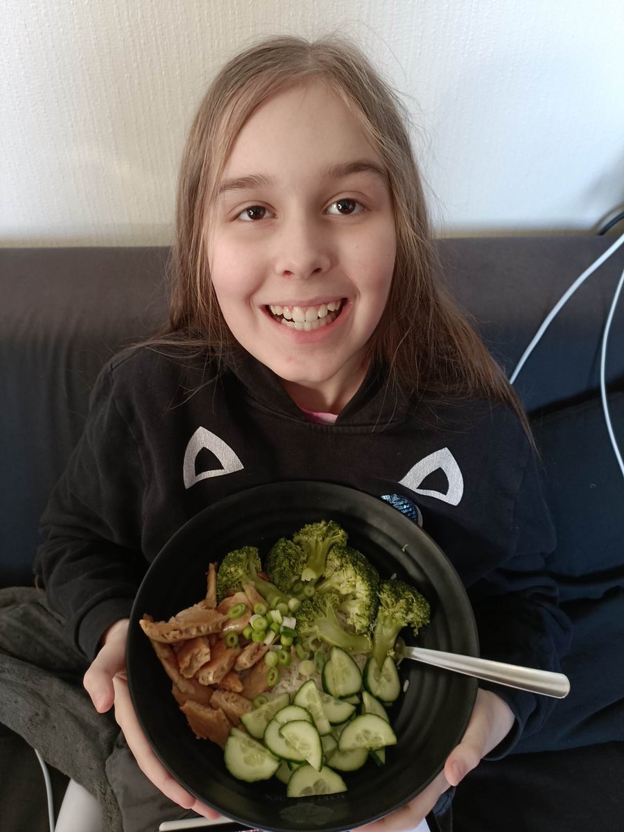 EdinComFood's tweet photo. We broccoli blitzed the city last week! We headed out with lots of broccoli 🥦, chatted with @julielincooks & @LFHW_UK, and made broccoli stem pesto with @CarrickKnowe Primary school & @VegPowerUK. We also sent seeds thanks to Strawberry Corner garden centre 🌱🥦 #BroccoliBlitz https://t.co/LbxR215Q13