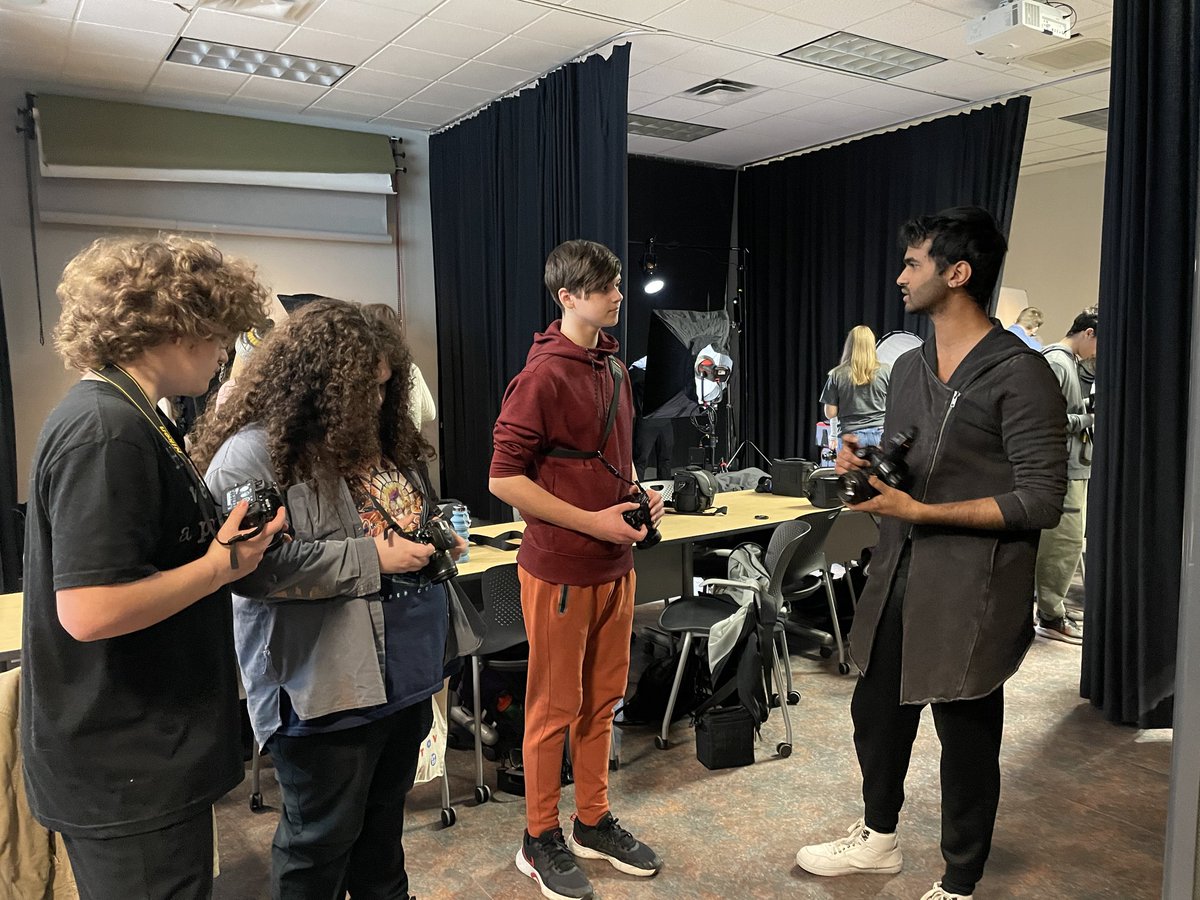 <a href="/ESCStFXavier/">École secondaire catholique Saint-François-Xavier</a> | Les élèves de la MHS Arts et culture et Mme Moreault ont fait une tournée du campus au <a href="/LambtonCollege/">lambtoncollege</a>, ainsi que participer à un atelier de photographie, la semaine dernière. Gros merci à Brady Chambers qui nous a organisé l'activité. #mhs #tsivr