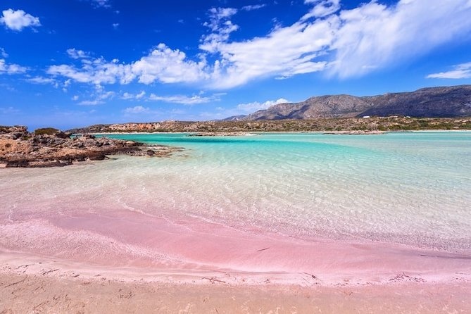 KitsVacation's tweet photo. Elafonissi Beach frequently appears on lists of the world’s most beautiful beaches because of its stunning pink-colored sand and aquamarine water.
.
https://t.co/O9GdFT9HWa
.
#elafonisi #greece #crete #elafonisibeach #beach #chania #travel #balos #kreta #summer #elafonissi https://t.co/mSOVfkiz52