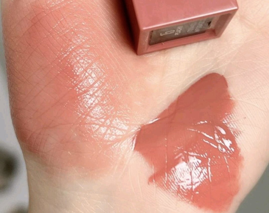 ezzahnor's tweet photo. Kalau bibir korang jenis dry, jangan pakai Maybelline Superstay matte lippie. 

Tapi gunalah Maybelline Superstay Vinyl. My favourite.

I MEAN LOOK 🥺❤️

Brand: Maybelline Superstay Vinyl Ink
Code: 15 Peachy https://t.co/AuddVx9bX5