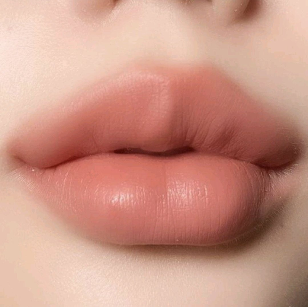 ezzahnor's tweet photo. Kalau bibir korang jenis dry, jangan pakai Maybelline Superstay matte lippie. 

Tapi gunalah Maybelline Superstay Vinyl. My favourite.

I MEAN LOOK 🥺❤️

Brand: Maybelline Superstay Vinyl Ink
Code: 15 Peachy https://t.co/AuddVx9bX5