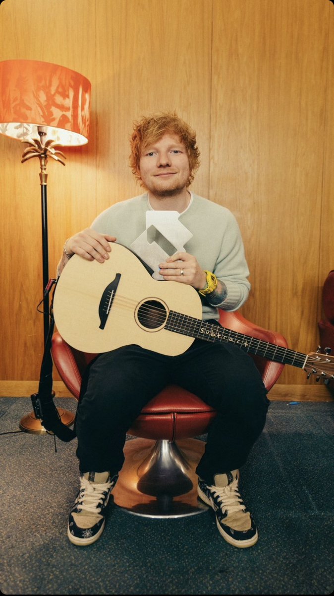 Congrats on yet another No.1 <a href="/edsheeran/">Ed Sheeran HQ</a> Nice guitar as well 👀