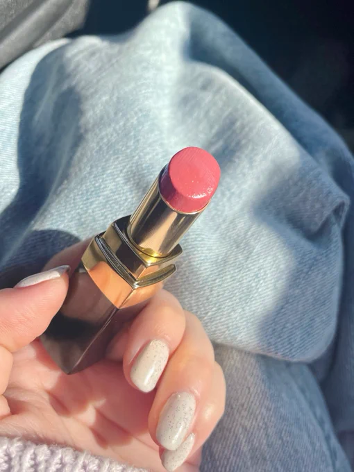 PC診断でおすすめされて塗ったらあまりにも良すぎてサロン出て即買いに行ったリップ、CHANELのルージュココフラッシュ 90素の唇がちゅるんと血色アップしたような色と透け感が本当に最高黄みも青みも少ないニュートラルカラーだから春夏どちらのPCでもおすすめ!お守り1軍リップです 