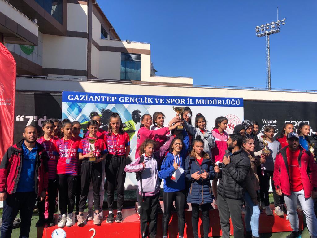 MavikentO's tweet photo. 30.03.2023-31.03.2023 tarihleri arasında Gaziantep ilinde düzenlenen Okullar Arası Puanli Atletizm Yarışmasında okulumuz Mavikent Ortaokulu olarak Gaziantep İl 2'ncisi olmuştur.✨🥳 @gul_davut @yasintepe @erdalkilinc27 @sahinbeybel @muhuittinözbay https://t.co/8mwZofe7th
