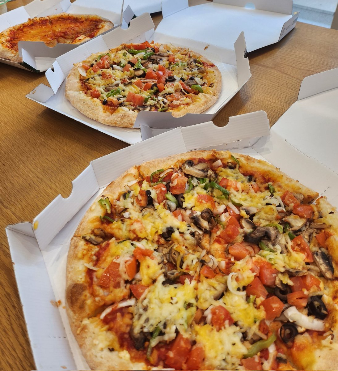 callmesoo_'s tweet photo. 나도 드디어 먹었다 파파존스 비건피자~!(4번 실패끝에. . .)
토마토 소스 새큼한 맛이랑 짭짤한 치즈맛 조합이 최고였구요 풀토핑 추가(...) 해서 먹으니 씹는 질감도 미쳤습니다 🥹🥹🥹 담엔 감자도 추가해서 먹기로 약속했움 🫶  #나의비거니즘일기 https://t.co/LIRfaZ82bv